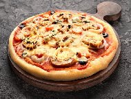 Рецепта Домашна пица с доматен сос, гъби, лук, маслини, моцарела и кашкавал на плоча